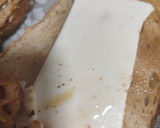 Foto del paso 1 de la receta: Tostadas de bacon, pollo, cebolla y miel/mostaza