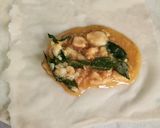 Foto langkah ke 2 dari resep Martabak Tuna Daun Kari.