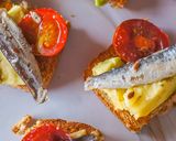 Foto del paso 2 de la receta Canapés de aguacate, cherrys y sardinillas