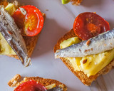Foto del paso 2 de la receta: Canapés de aguacate, cherrys y sardinillas