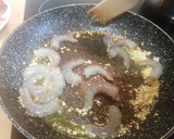 Foto del paso 3 de la receta: Revuelto de gulas con langostinos y jamón