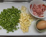 รูปขั้นตอนการทำที่ 1 ของ ถั่วฝักยาวข้าวโพดอ่อนผัดหมูสับใส่ไข่