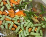 Foto langkah ke 5 dari resep Sop Ayam Daun Kelor.