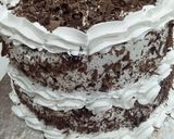 A picture of step 19 of Two tier vanilla and chocolate cake 🎂.