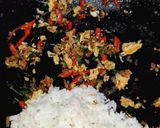 Foto langkah ke 4 dari resep Nasi Goreng Iris Daun Jeruk Simple.
