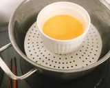 Hình bước làm 2 của món Trứng hấp lạp xưởng đậu Hà Lan