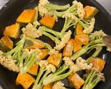 Hình bước làm 4 của món Súp lơ và bí đỏ nướng sốt gochujang (Baked cauliflower and pumpkin with gochujang sauce)