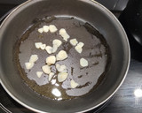 Foto del paso 2 de la receta: Espaguetis a las finas hierbas con setas 🧀 🍄