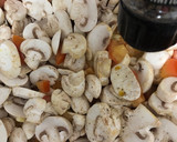 Foto del paso 1 de la receta: Champiñones con tomate y queso