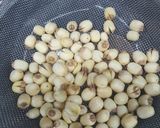 Hình bước làm 1 của món Chè nhãn nhục hạt sen đường phèn