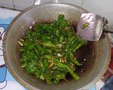 Foto langkah ke 5 dari resep Tumis Genjer bumbu Terasi.