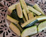 Foto del paso 1 de la receta: Bastoncitos de calabacín con miel