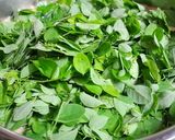 Hình bước làm 2 của món Canh rau chùm ngây nấu tôm thịt