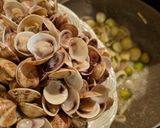 Foto del passaggio 5 della ricetta Vongole lupino e cavolini