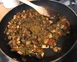 Une image de l'étape 7 de Champignons monstres farcis (oignon de roscoff,salicornes,sauce tomate maison,épices).