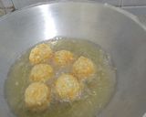 Foto langkah ke 5 dari resep Bola - bola Kentang Isi Sosis & Keju.
