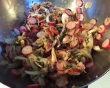 Une image de l'étape 7 de Salade de radis roses au thon et piment d espelette.