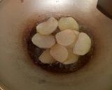 Foto langkah ke 5 dari resep Tumis brokoli, kentang goreng, dan telur rebus.