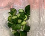 Gambar langkah 1 resipi Japanese side dish - Smashed cucumber with Umeboshi and katsuobushi🥒 🇯🇵.