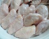 รูปขั้นตอนการทำที่ 1 ของ ปีกไก่ทอดน้ำปลา