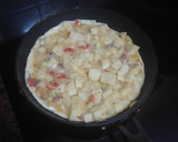 Foto del paso 4 de la receta: Tortilla de papas con cebolla, chorizo y perejil