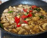 Foto langkah ke 8 dari resep Ayam Jamur Tumis Mentega.