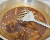 Foto langkah ke 6 dari resep Steak Tempe with Mushroom Sauce.