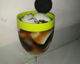 Foto langkah ke 1 dari resep Oreo Ice Cream With Soda Drink.