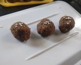 नारियल चॉकलेट लड्डू(nariyal chocolate laddu recipe in hindi) रेसिपी चरण 5 फोटो