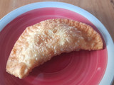 Empanada de mechada, cebolla caramelizada y queso azul