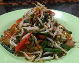 Foto langkah ke 5 dari resep Tumis toge kacang panjang.