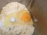 Galletas saladas de harina de garbanzos con semillas y frutos secos