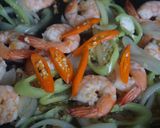 รูปขั้นตอนการทำที่ 4 ของ ข้าวราดกุ้งผัดพริกหยวก