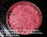 Foto del paso 5 de la receta Hamburguesa XXL rellena de queso, con tomate y huevo