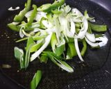 Foto del paso 2 de la receta: Cuscús con col y langostinos