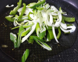 Foto del paso 2 de la receta: Cuscús con col y langostinos