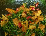 Foto langkah ke 4 dari resep Tumis kangkung teri tempe.