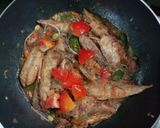 Foto langkah ke 5 dari resep Tumis pindang salem.