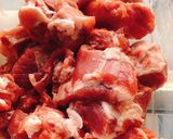 รูปขั้นตอนการทำที่ 2 ของ หมูกระเทียม คะน้ามันหอย