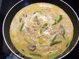 Tortilla de ajos tiernos, espárragos trigueros, gambas y atún