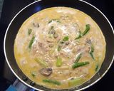 Foto del paso 6 de la receta: Tortilla de ajos tiernos, espárragos trigueros, gambas y atún