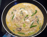 Foto del paso 6 de la receta: Tortilla de ajos tiernos, espárragos trigueros, gambas y atún