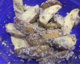 Foto langkah ke 2 dari resep Cheesy potato wedges.