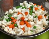 A picture of step 1 of Baked cauliflower,carrot and peas sabji#hmf#breakfast#post no 3.
