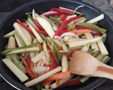 Foto del paso 3 de la receta: Solomillo de pavo con verduras y salsa de soja