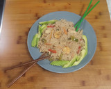Foto del paso 7 de la receta: Fideos de arroz con verduras pollo y gambas 🫑🥑🍗🦐