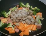 Foto langkah ke 3 dari resep Tumis jamur dan sayuran.