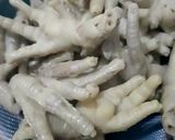 Foto langkah ke 2 dari resep Ceker Empuk Bumbu Iris Kecap.