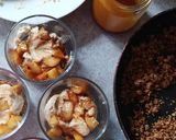 A picture of step 5 of Apple crumble cheesecake cups.