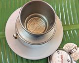 Hình bước làm 3 của món Cà phê phin Việt Nam truyền thống 